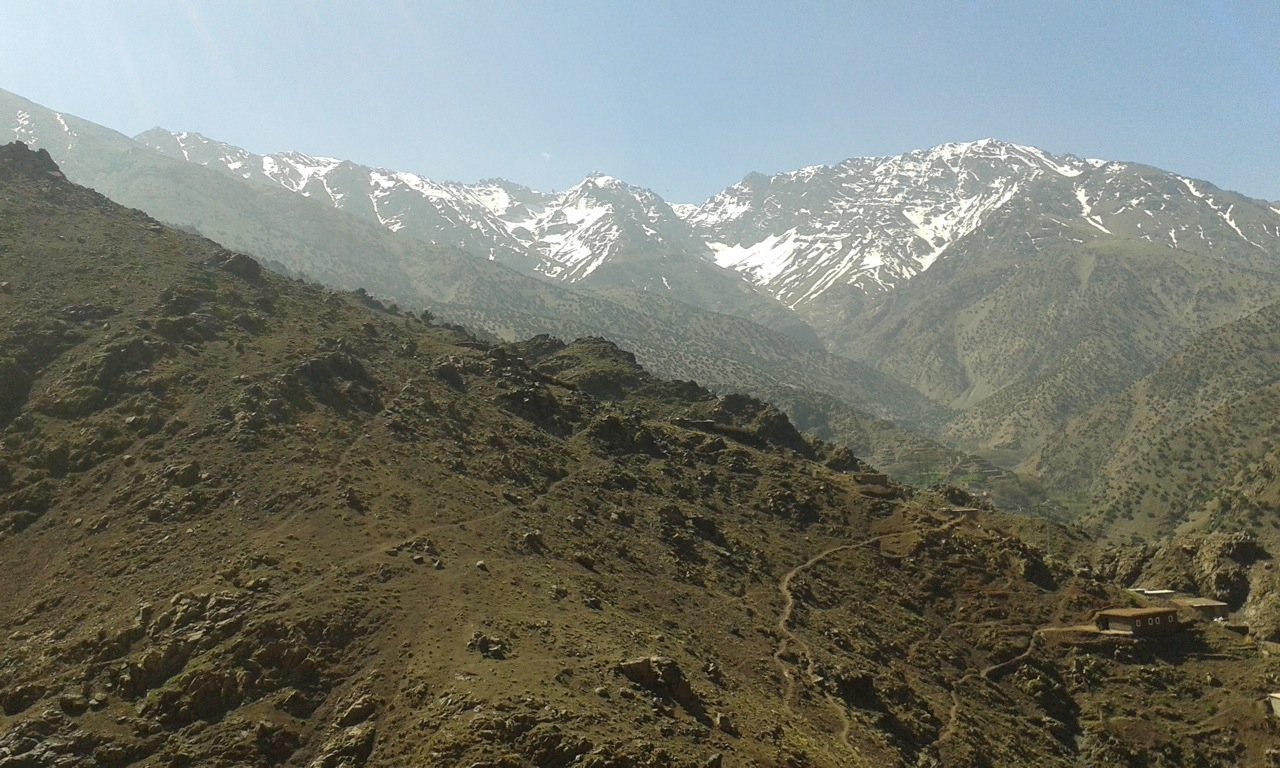 Sommets enneigés du Haut Atlas sur le chemin d’Imlil.